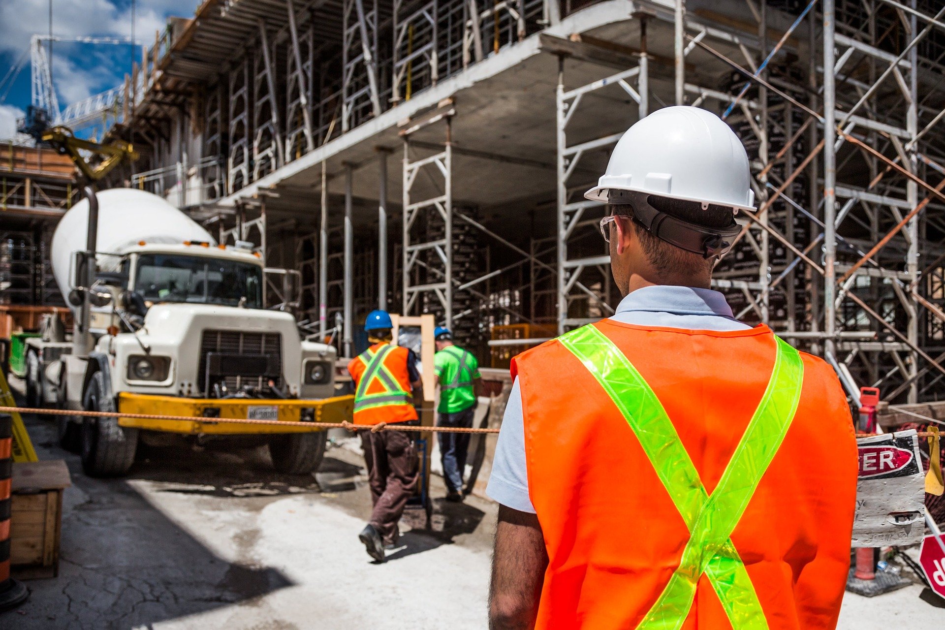 Chantier d'un batiment avec des ouvriers